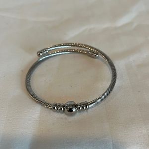 Stainless steel women’s bangle